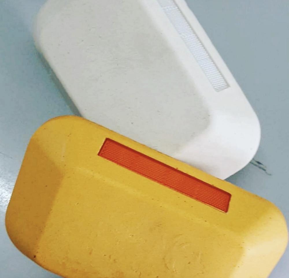 Tachões branco e amarelo com refletivo