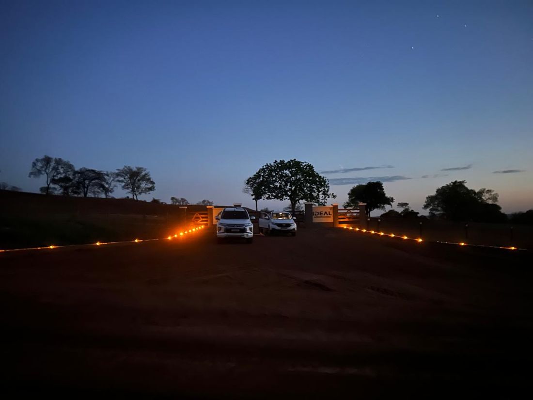 Portaria de fazenda marcada por tachas de Led's âmbar ao anoitecer