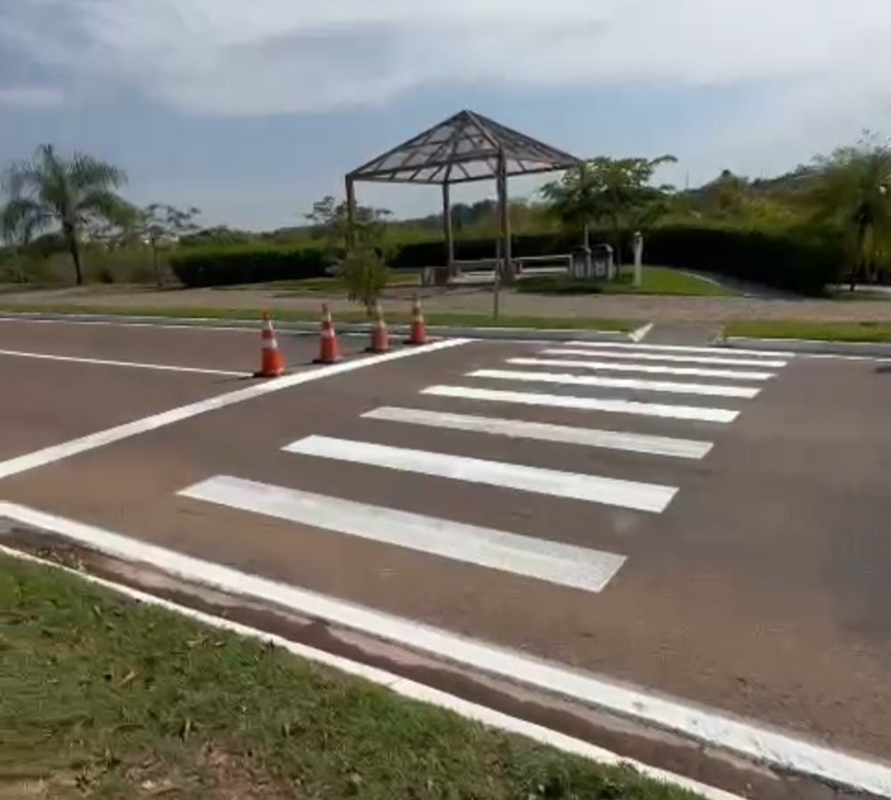Faixa de pedestre em condomínio em Cuiabá
