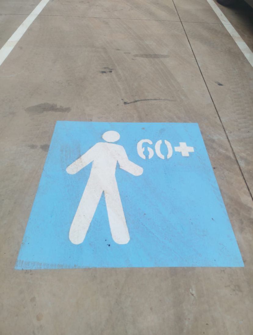 Vaga para idosos com símbolo 60+ pintado em azul