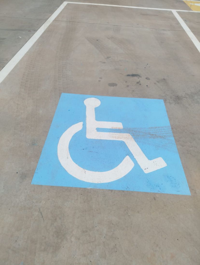 Vaga para pessoa com deficiência pintada em estacionamento