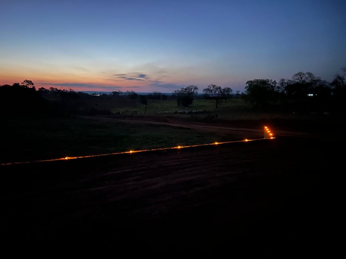 Estrada de terra contornada por tachas de Led's âmbar
