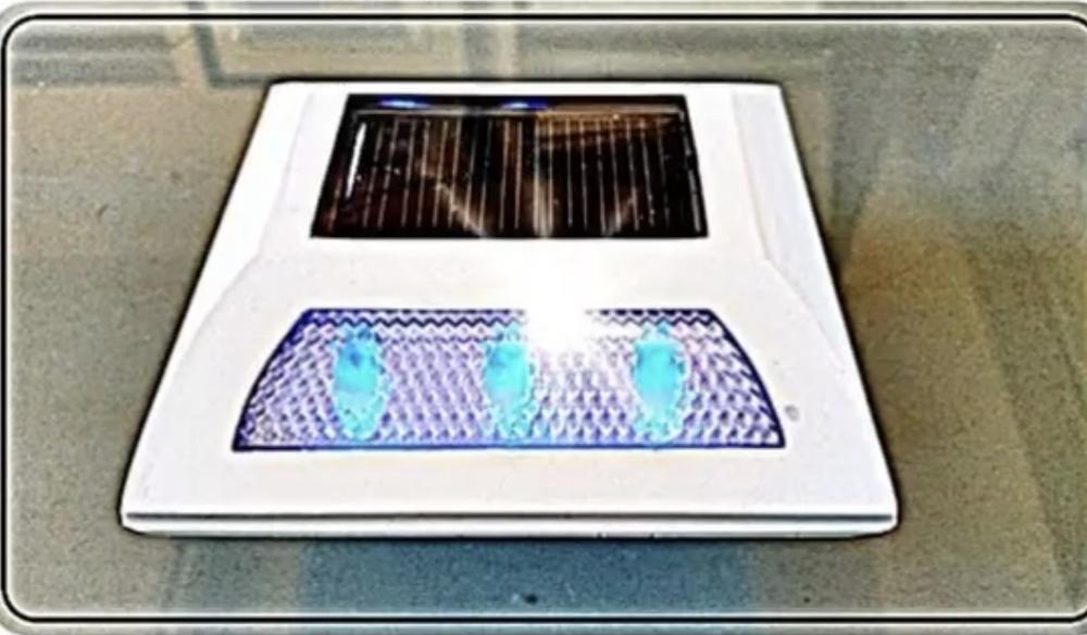 Tacha solar de Led's com painel solar e luz azul