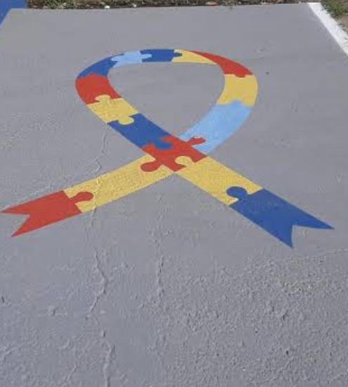 Símbolo do autismo pintado em vaga