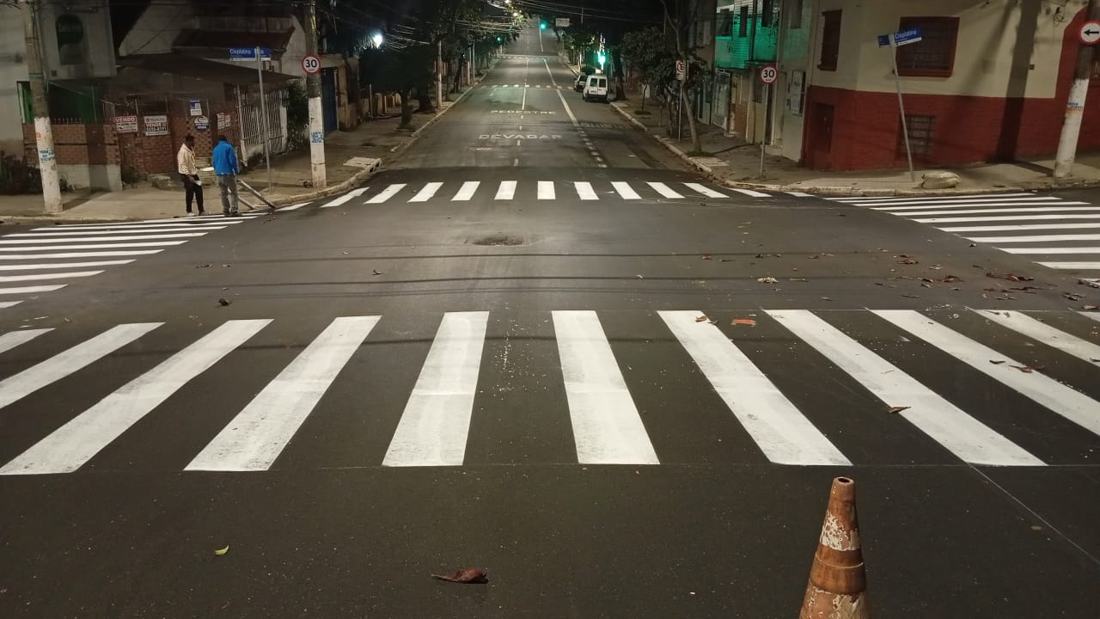 Cruzamento em Jaboticabal com faixas e legendas