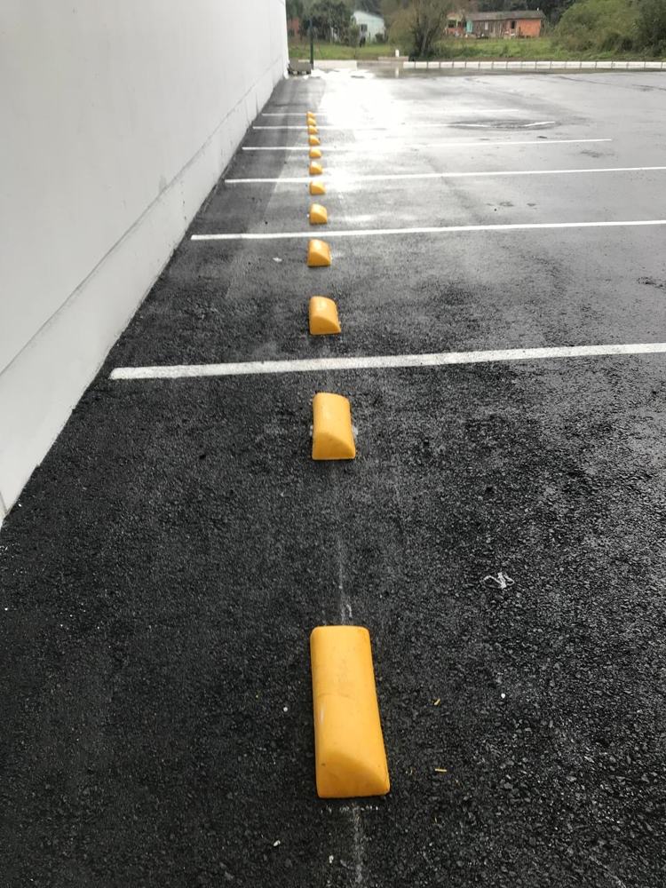 Bate-rodas amarelos instalados em estacionamento