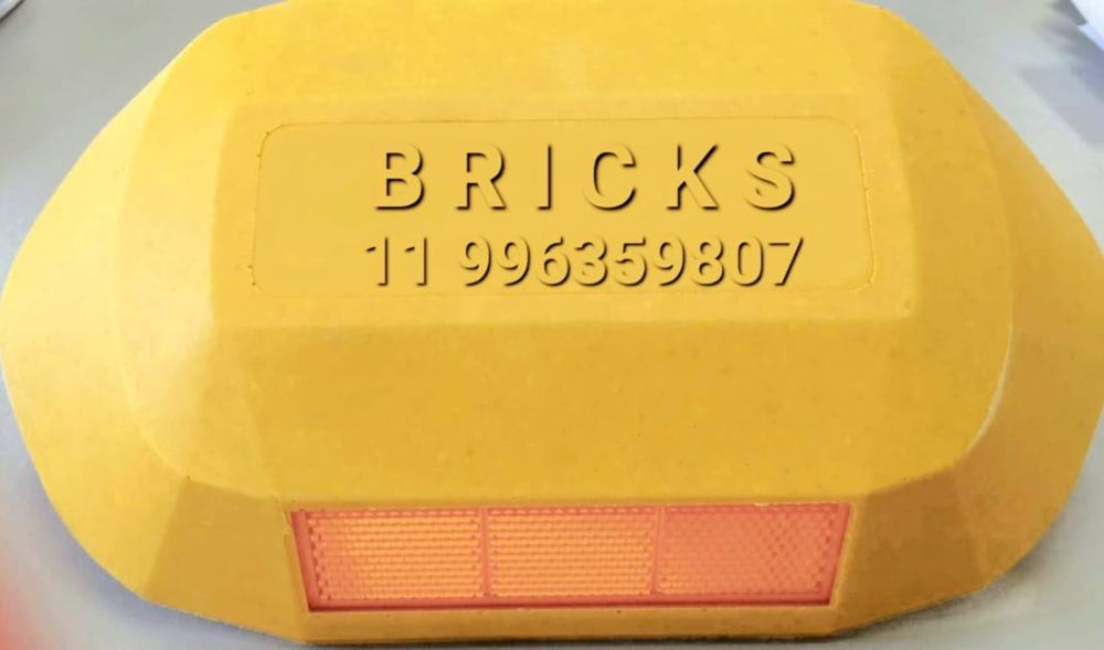 Tacha amarela em resina com a marca Bricks
