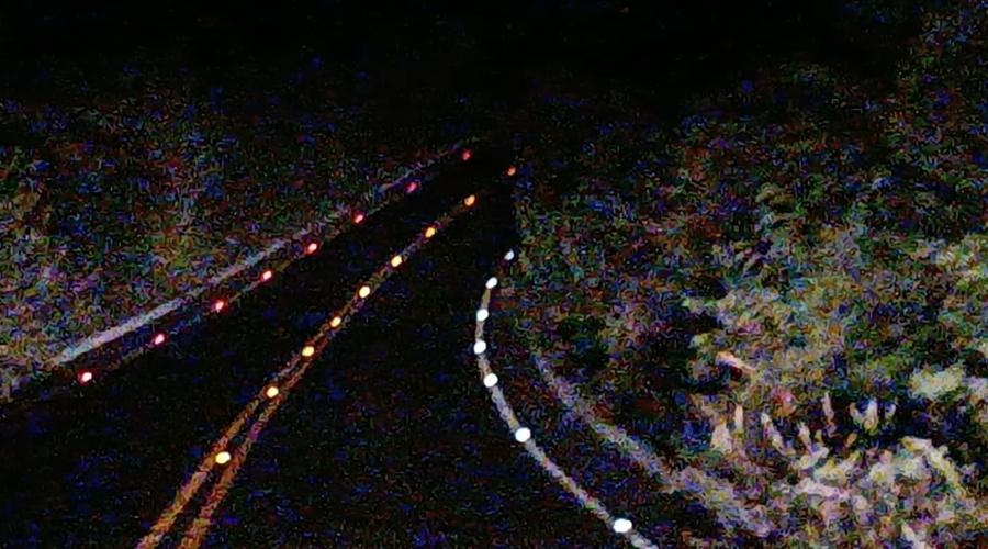 Rodovia no Piauí com tachas Bricks refletindo à noite