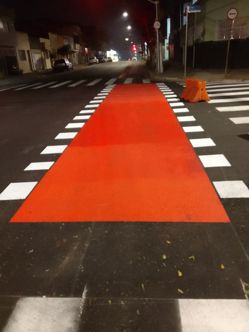 Travessia de ciclofaixa vermelha em Jaboticabal