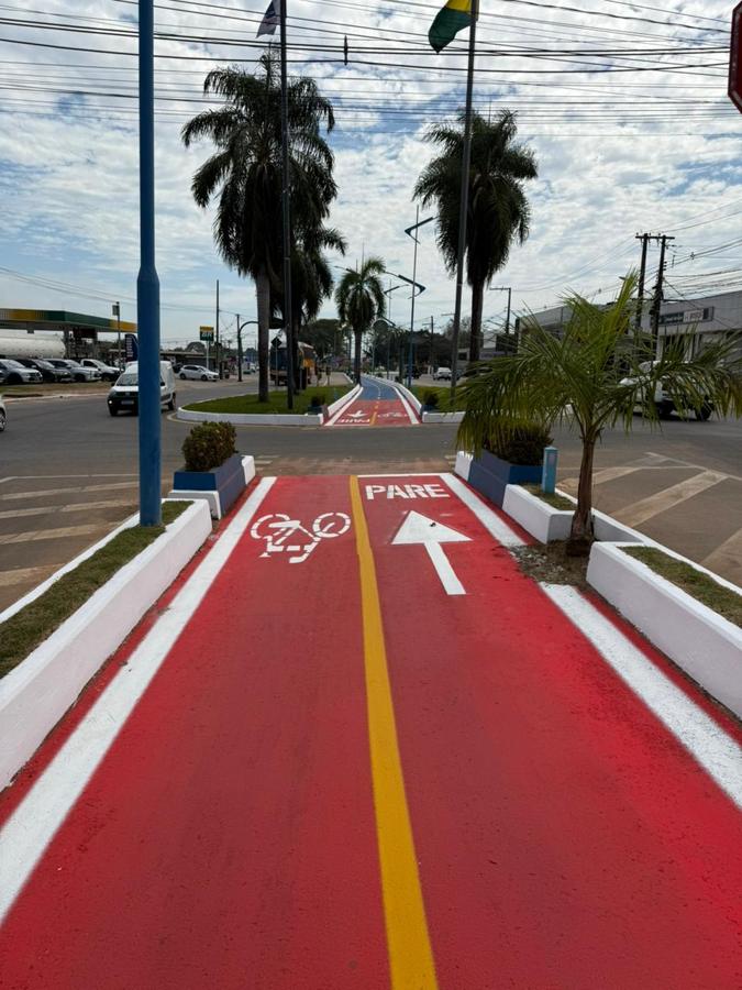 Ciclovia vermelha com legenda PARE em Rio Branco