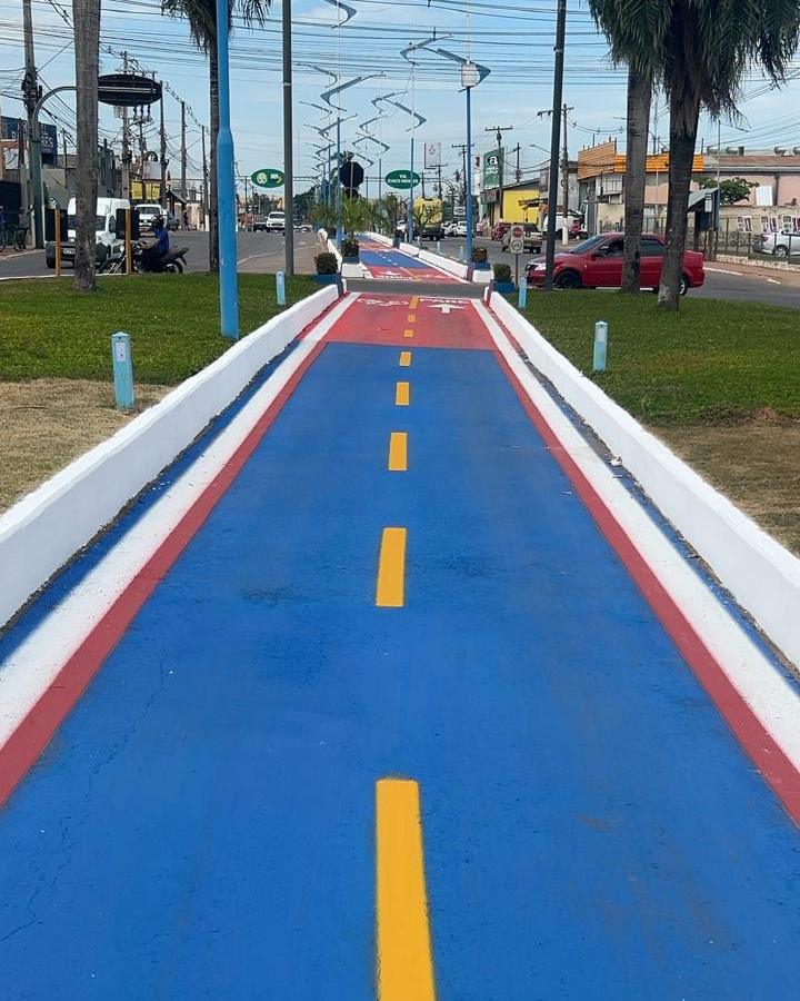 Ciclovia azul com eixo amarelo em Rio Branco