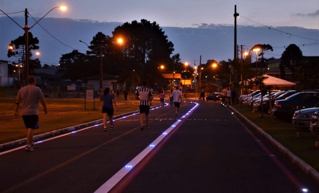Ciclovia com tachas de Led's azuis acesas ao anoitecer