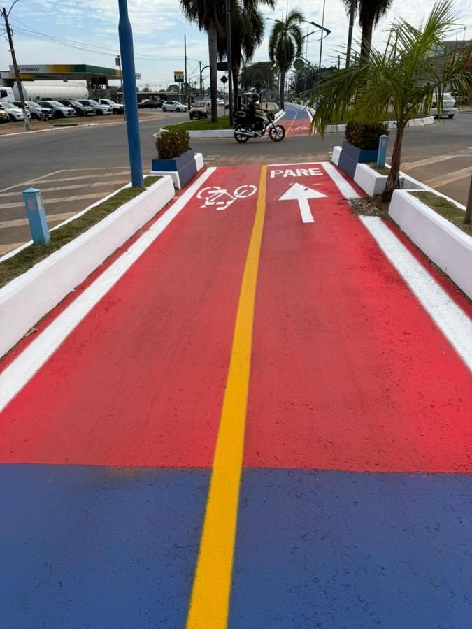 Travessia vermelha da ciclovia em Rio Branco