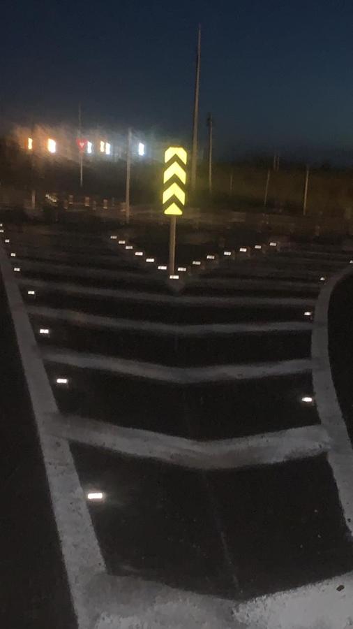 Tachas Bricks refletindo em rodovia de Minas Gerais
