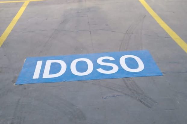 Vaga de idoso com legenda IDOSO pintada em azul