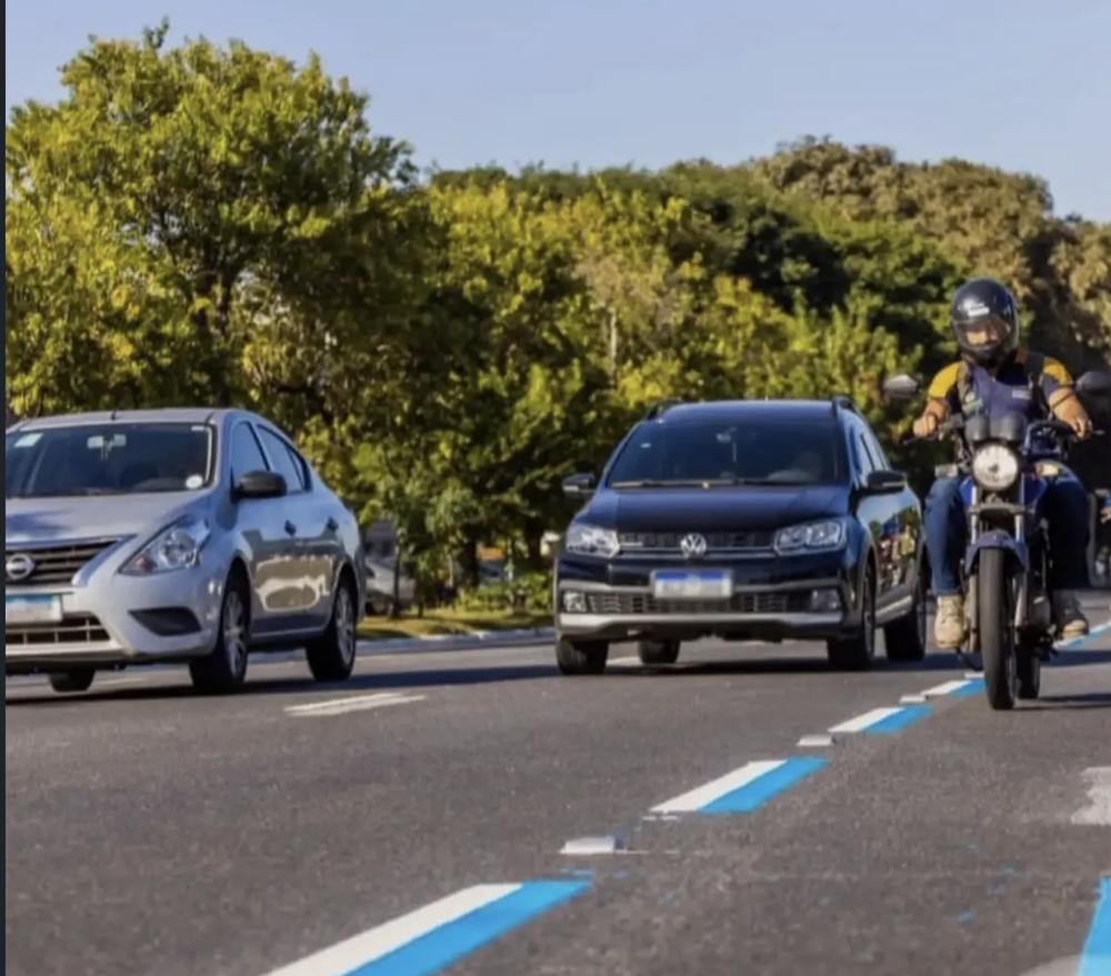 Motociclista em faixa azul exclusiva para motos